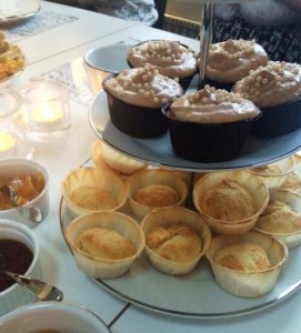 Engelska scones och chockladmuffins